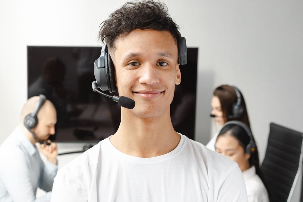 Asesor de servicio al cliente listo para atender una consulta