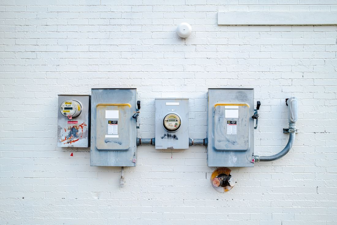 Medidores de energía eléctrica instalados en la fachada de un edificio