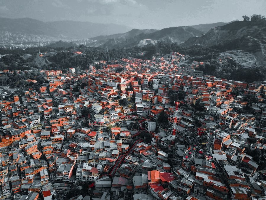 Vista aérea de barrios de casas de ladrillo en las laderas de Medellín