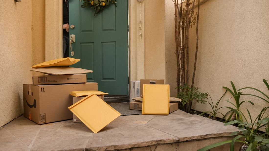 Varios paquetes de compras en línea dejados en la puerta de una casa