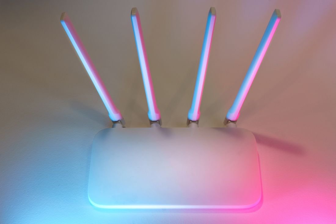 Router de internet wifi con cuatro antenas iluminado, como el servicio que se reconecta tras pagar la factura