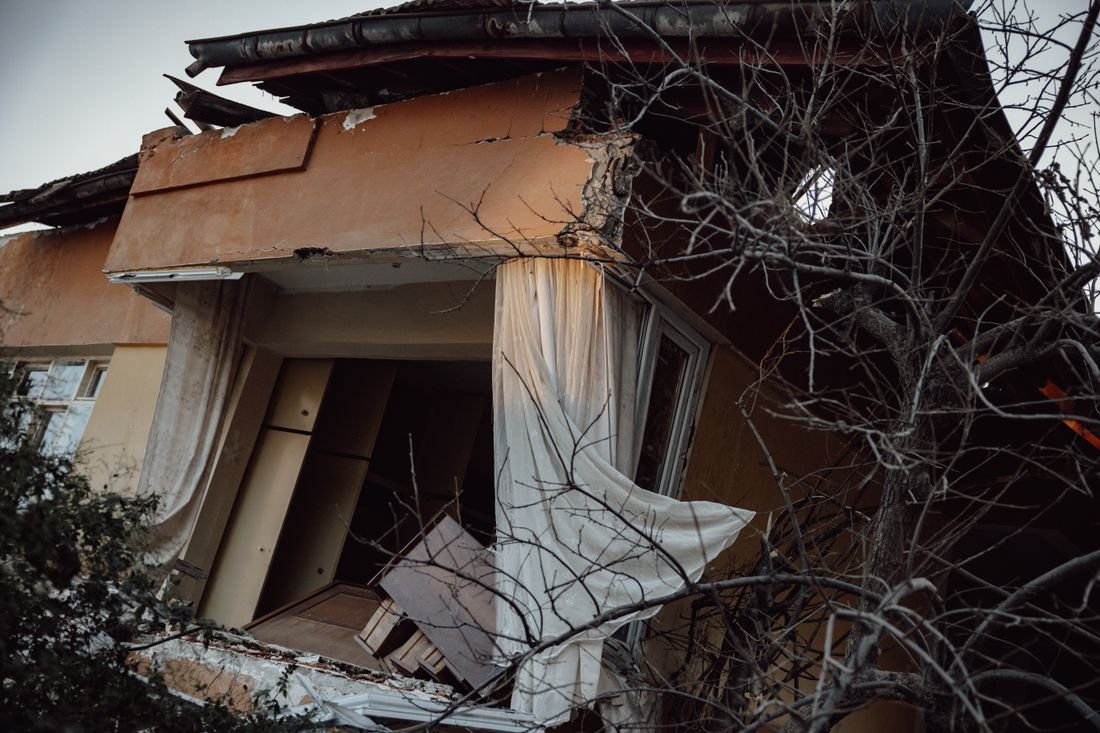 Fachada de una vivienda con muros y techo destruidos tras un terremoto