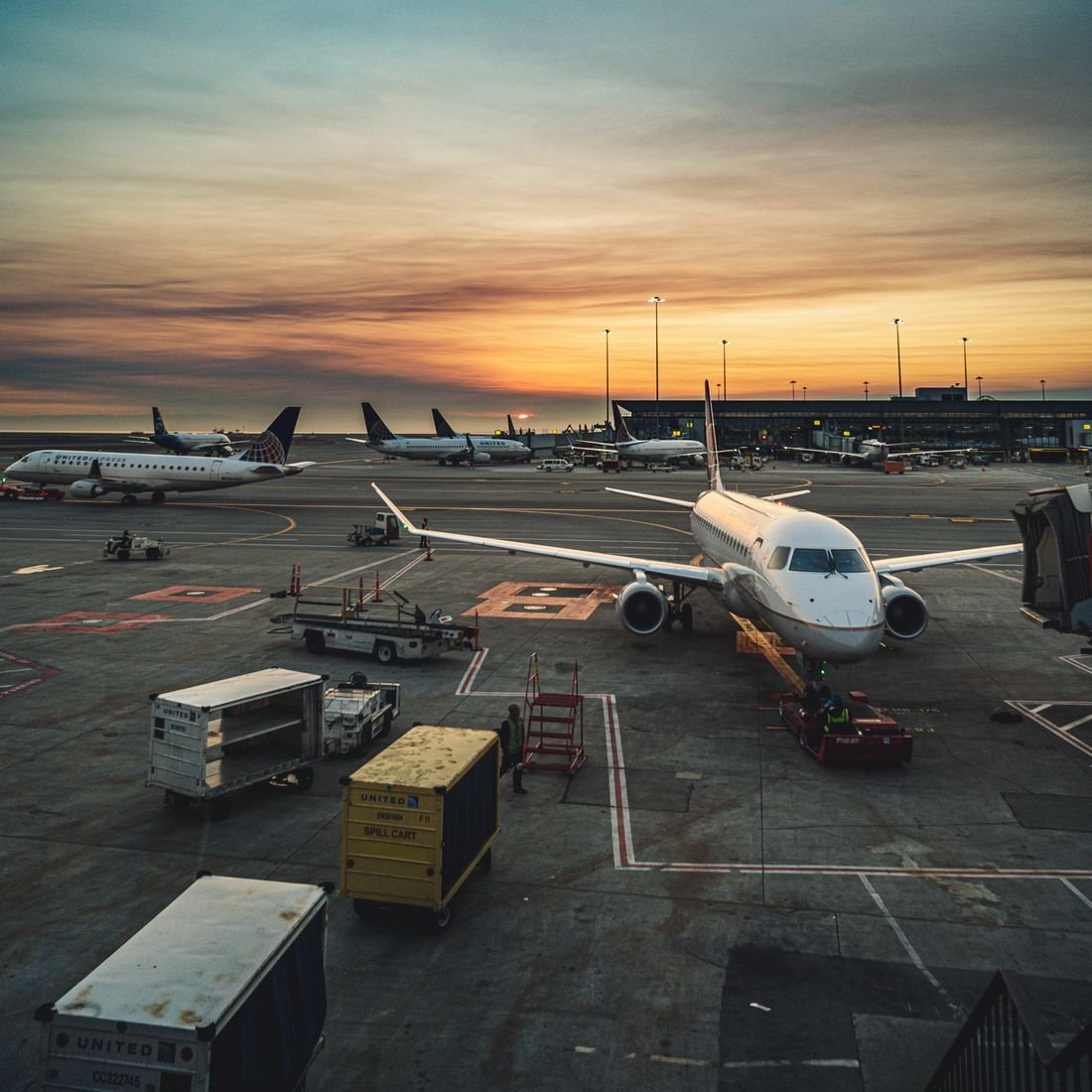 Aviones en la plataforma de un aeropuerto