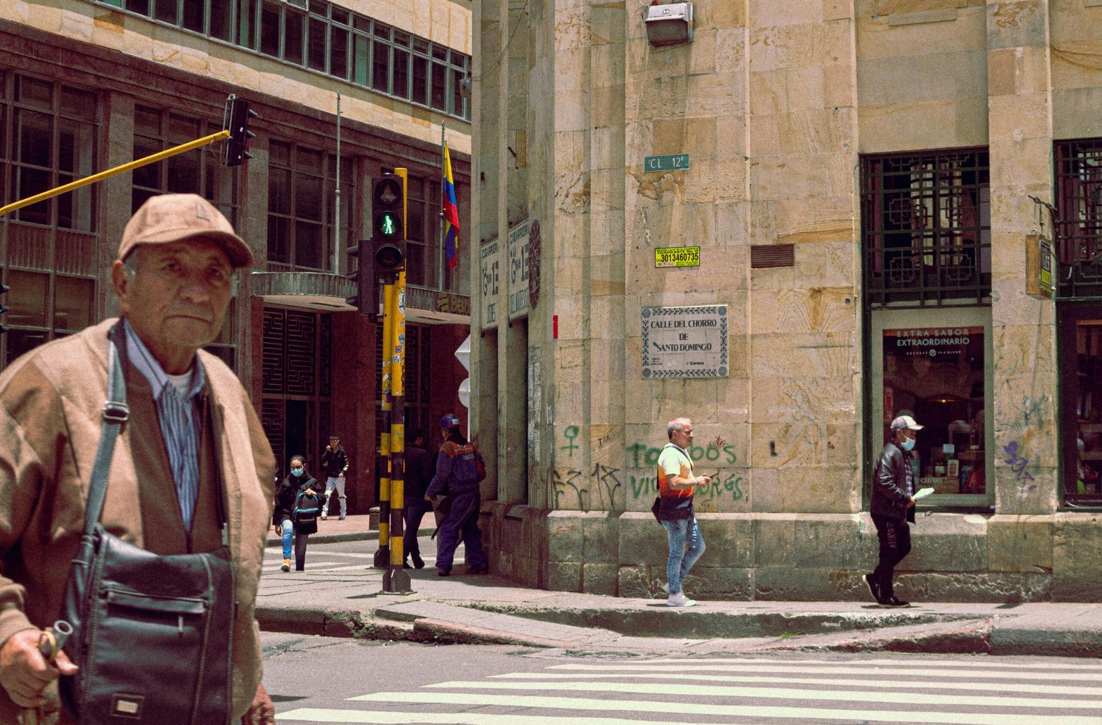 ¿SIC, Supersalud o Superfinanciera? Aprende a qué entidad reguladora escalar tu caso en Colombia si una empresa vulnera tus derechos y crea tu PQR en Opinaflow.