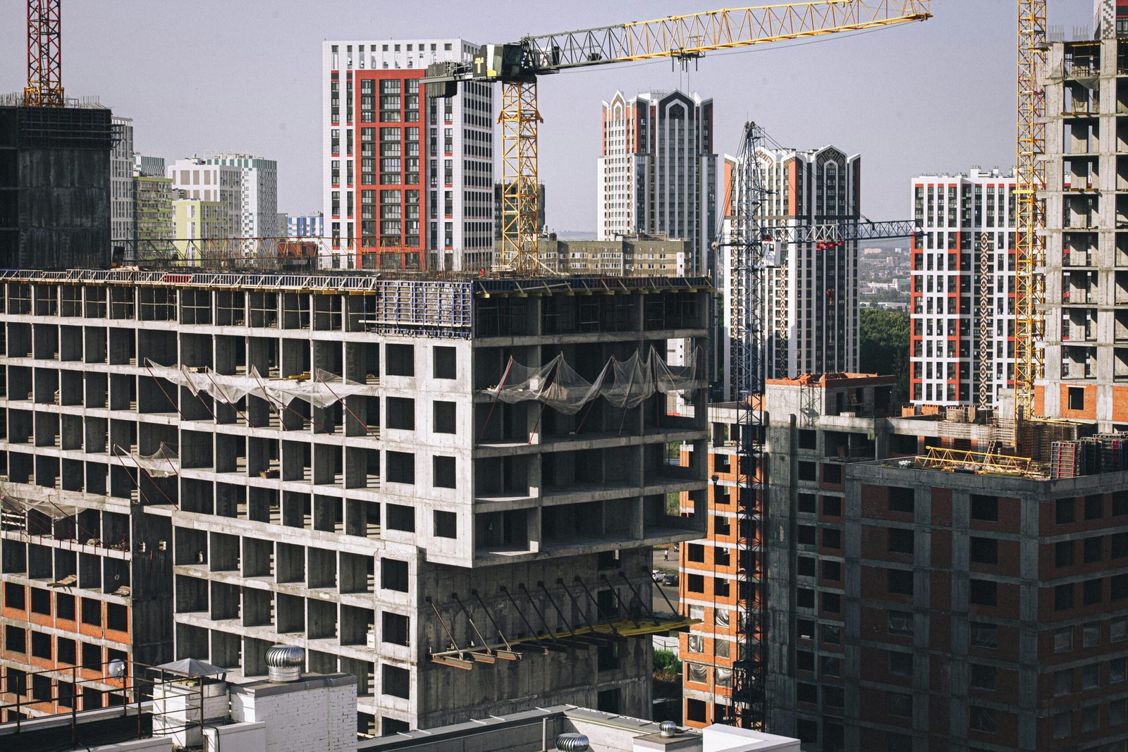 La SIC multó a Constructora Bolívar por más de $1.300 millones por demoras en entregas. Conoce tus derechos y exige tu vivienda creando un PQR con Opinaflow.
